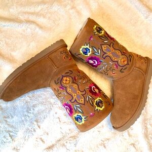 Uggs Embroidered Size 8